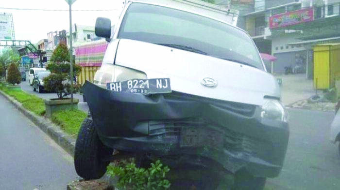 Pikap Naik ke Pembatas Jalan