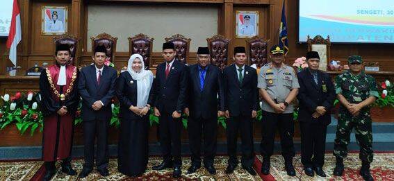 Pimpinan DPRD Kabupaten Muaro Jambi Periode 2019-2024 di Ambil Sumpah dan Janji Jabatan