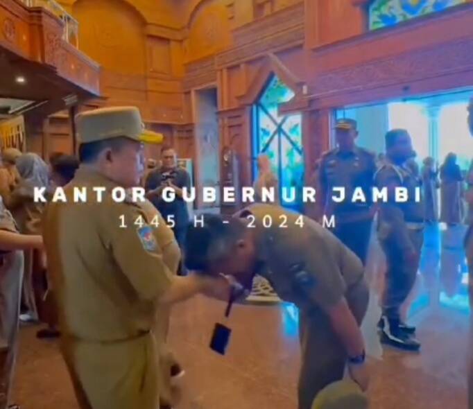 Pindah ke Lobby Karena Hujan Deras, Pejabat Pemprov Jambi Bertekuk Lutut Minta Maaf Cium Tangan Al Haris