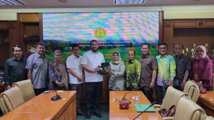 Pinto Jayanegara Minta Pemerintah Pusat Bisa Meringankan Beban Petani Jambi