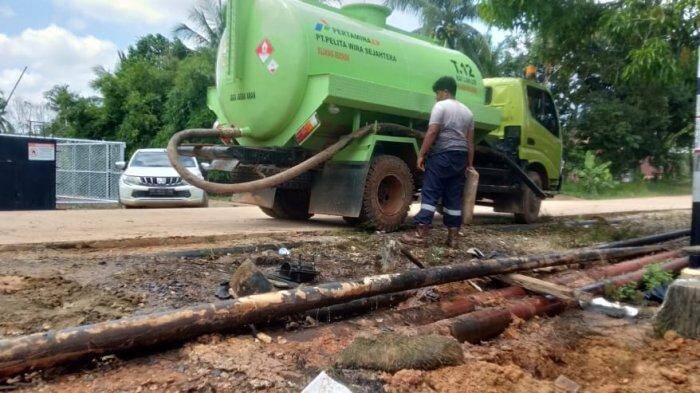 Pipa Minyak Pertamina Kenali Asam Bawah Bocor