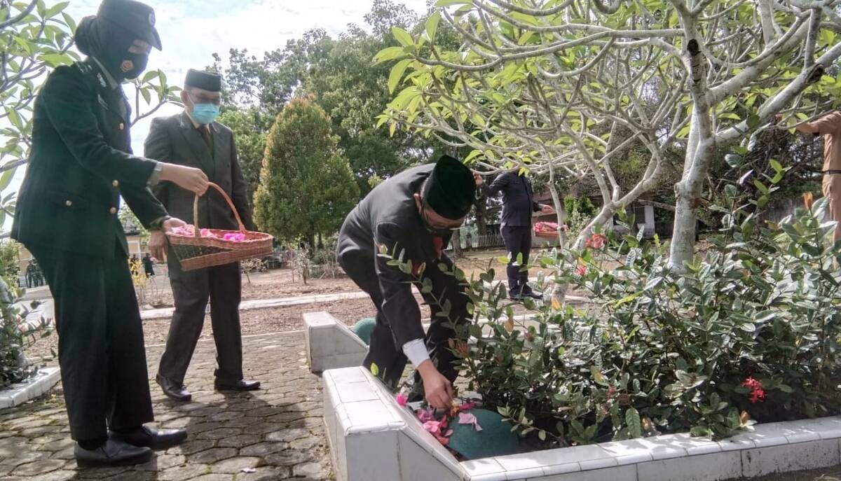 Pjs Gubernur Ziarah ke Makam Pahlawan Merangin
