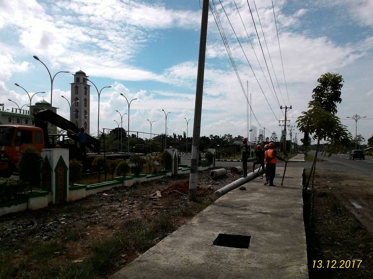 PLN Ranting Tebo Lakukan Perbaikan Tiang Listrik Baru