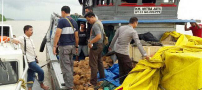 Polair Mengamankan Kapal Mengangkut Pakaian Impor Ilegal