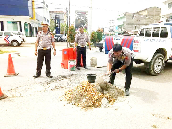 Polantas Tambal Jalan Berlobang Dalam Kota