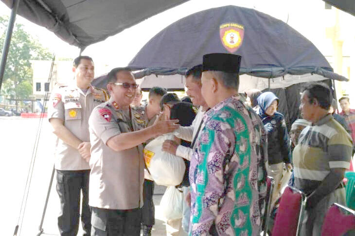 Polda Jambi Bagikan Sembako Gratis Untuk Penjaga Masjid Dan Parkir
