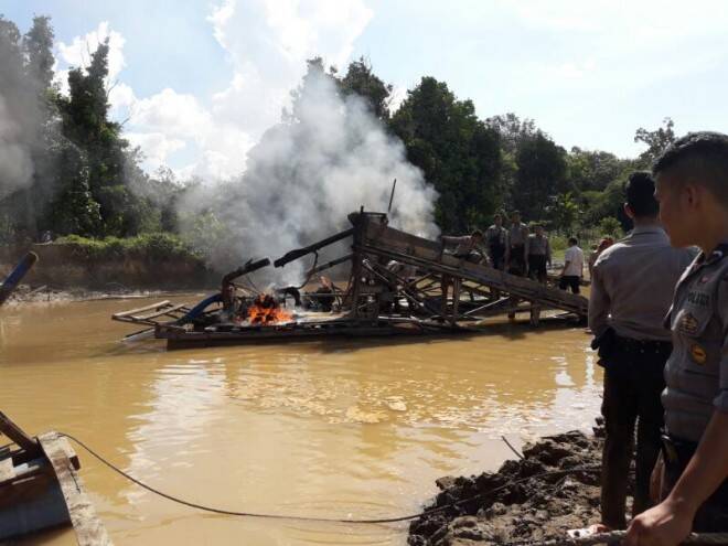 Polisi Bakar Mesin ‘Dompeng’ Peti di Bungo