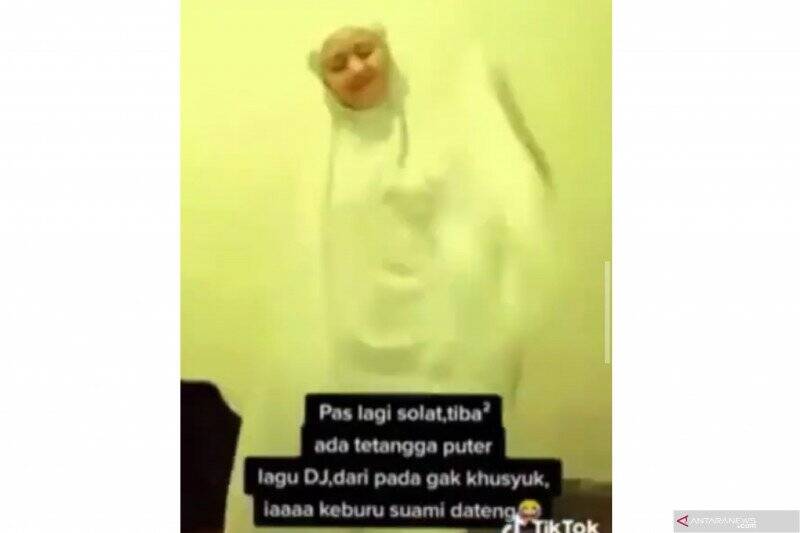 Polisi Bekuk Perempuan Video Shalat Sambil TikTok