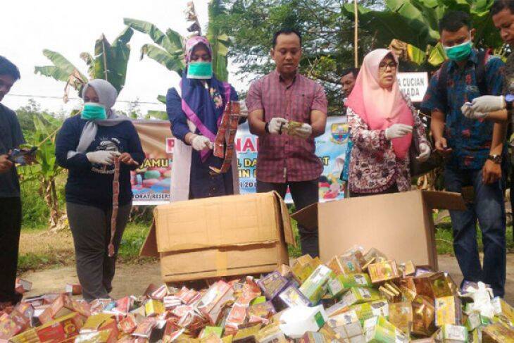 Polisi dan BPOM Musnahkan Obat Kuat Ilegal