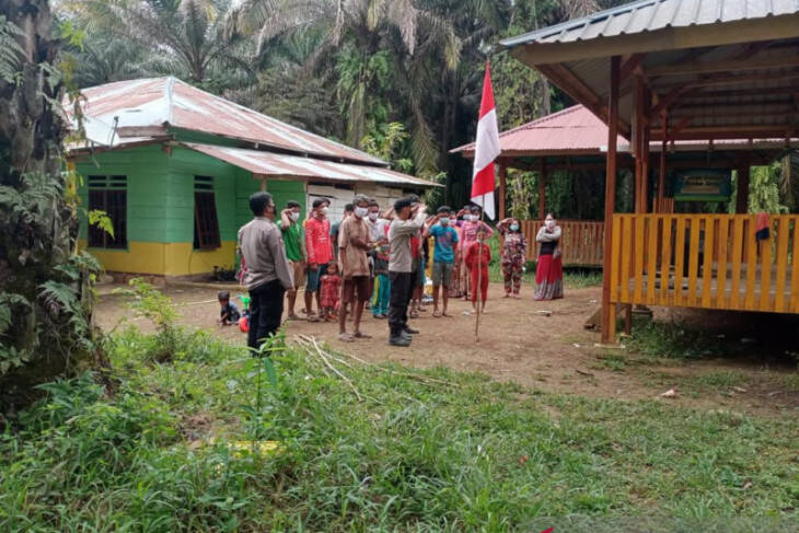 Polisi dan Suku Anak Dalam Kibarkan Bendera Merah Putih