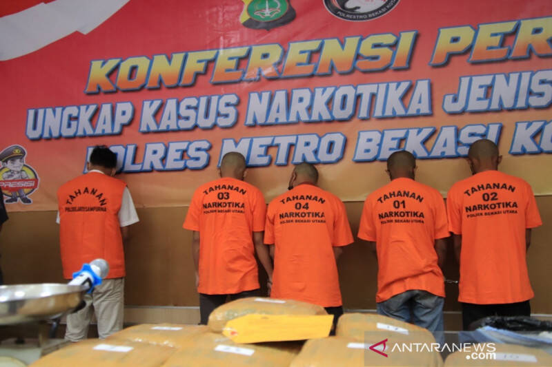Polisi Ungkap Transaksi Ganja dengan Modus Buang ke Tong Sampah