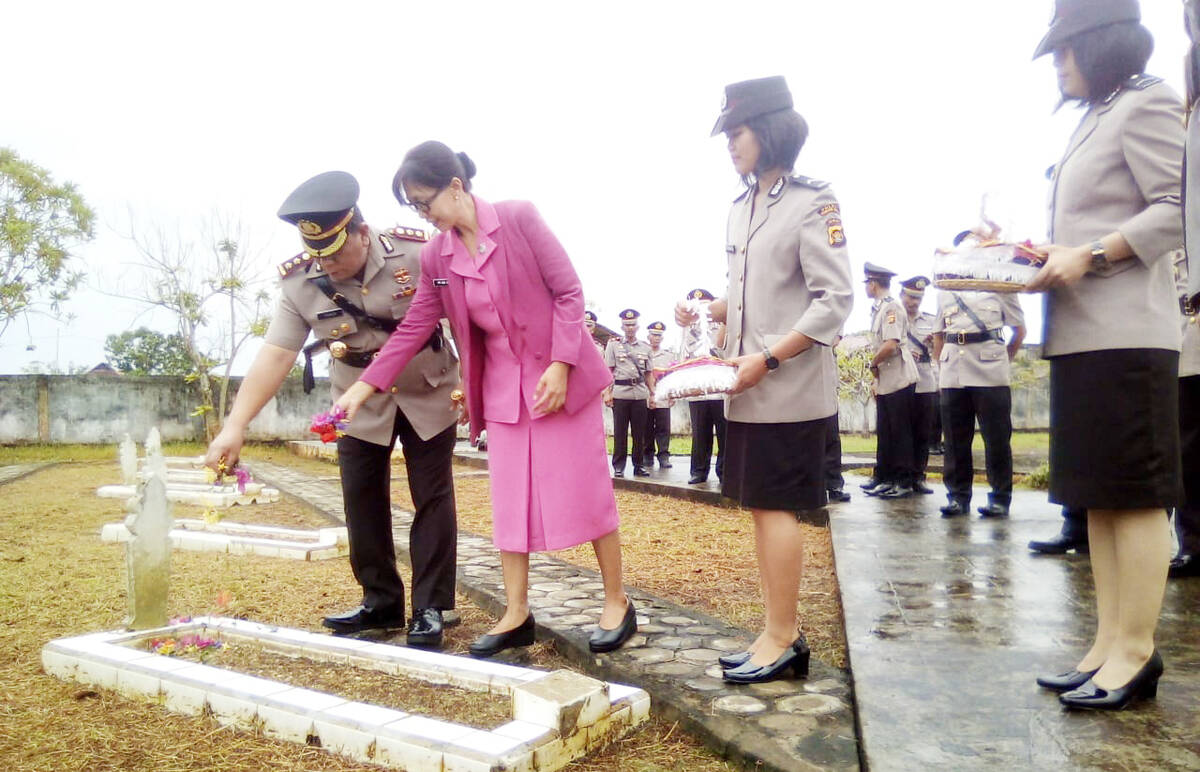 Polres Tabur Bunga di Makam Pahlawan