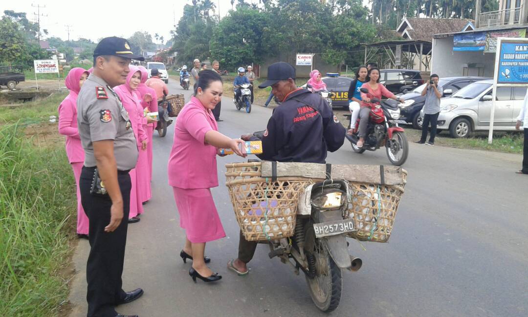 Polsek Sabak Barat Bagi Takjil di Jalan Lintas