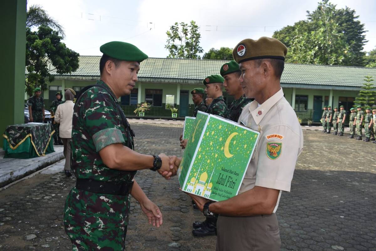 Prajurit Dan PNS Korem 042/Gapu Terima Bingkisan Lebaran