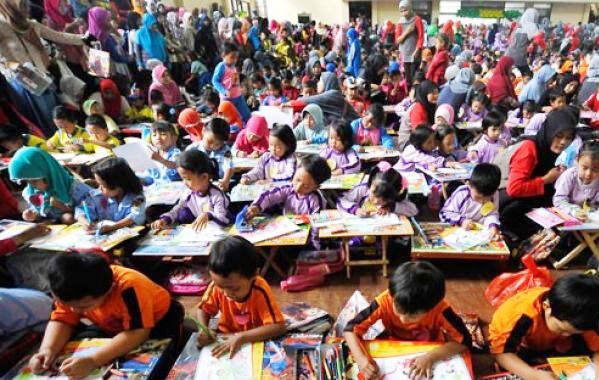 Puluhan Anak-Anak Buruh Ikuti Lomba Mewarnai