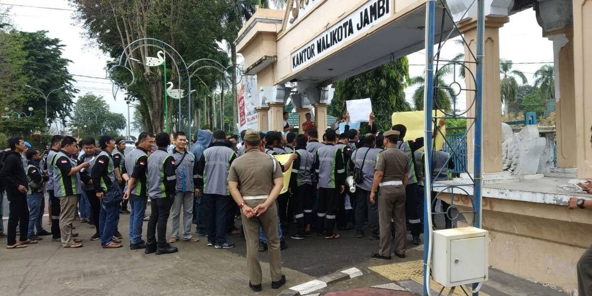 Puluhan Buruh Datangi Kantor Walikota