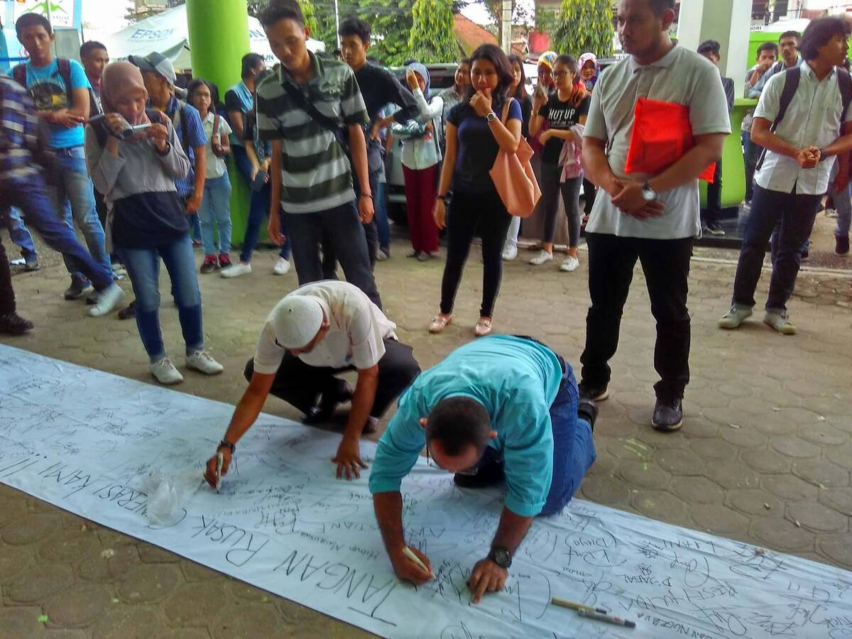 Puluhan Mahasiswa Unbari Gelar Aksi
