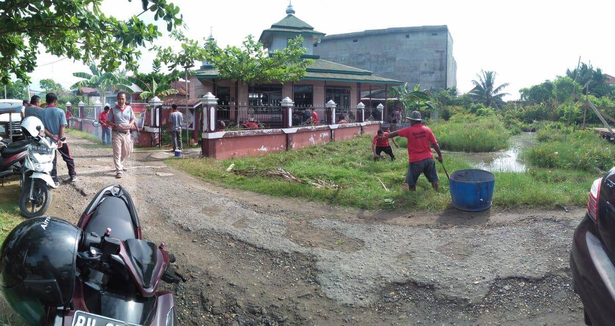 Puluhan Napi Bersihkan Masjid