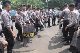 Puluhan Polisi Berjaga Sidang Kesaksian Gubernur Zola