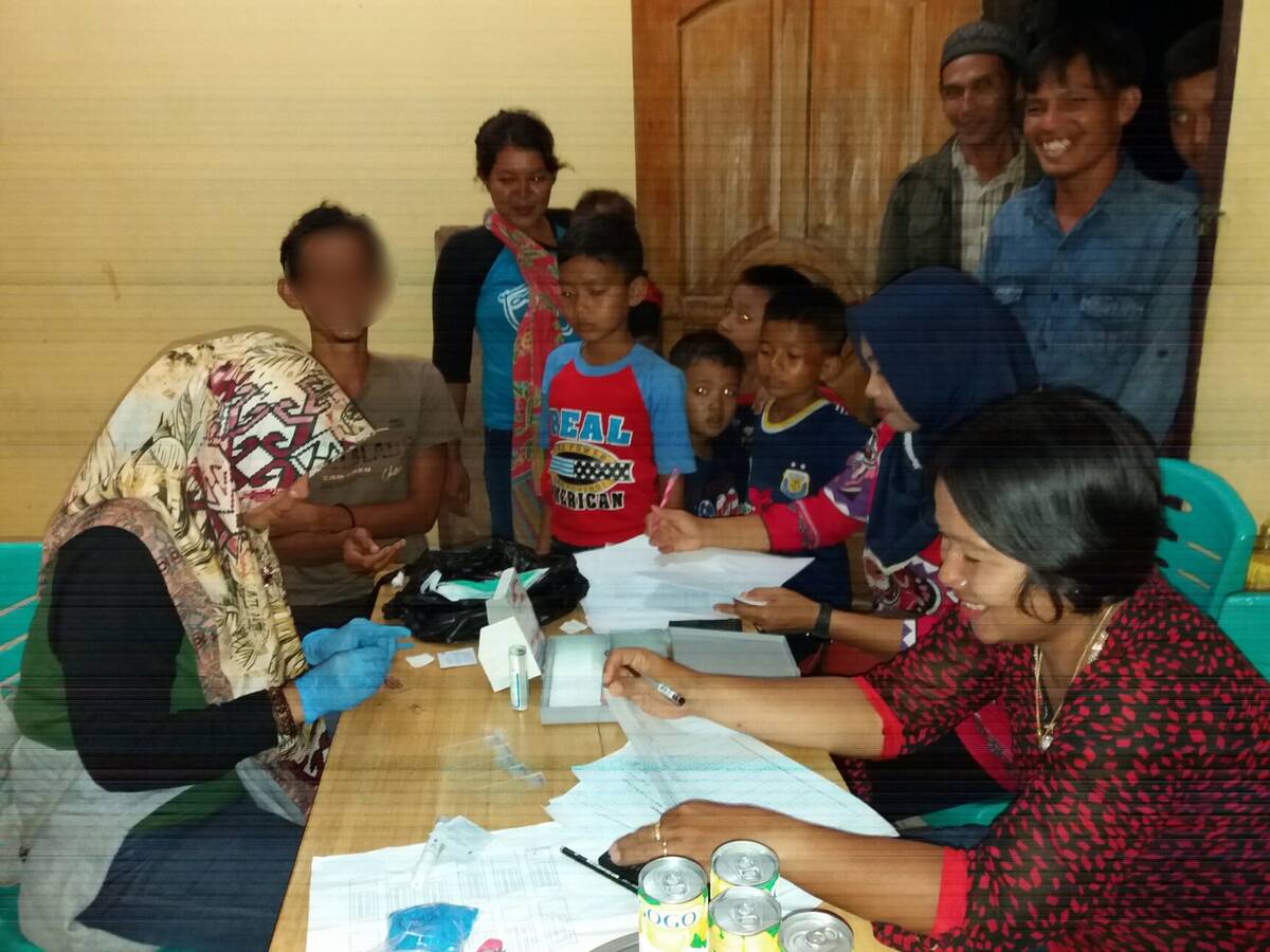 Puluhan Warga Datangi Rumah Bidan Wana