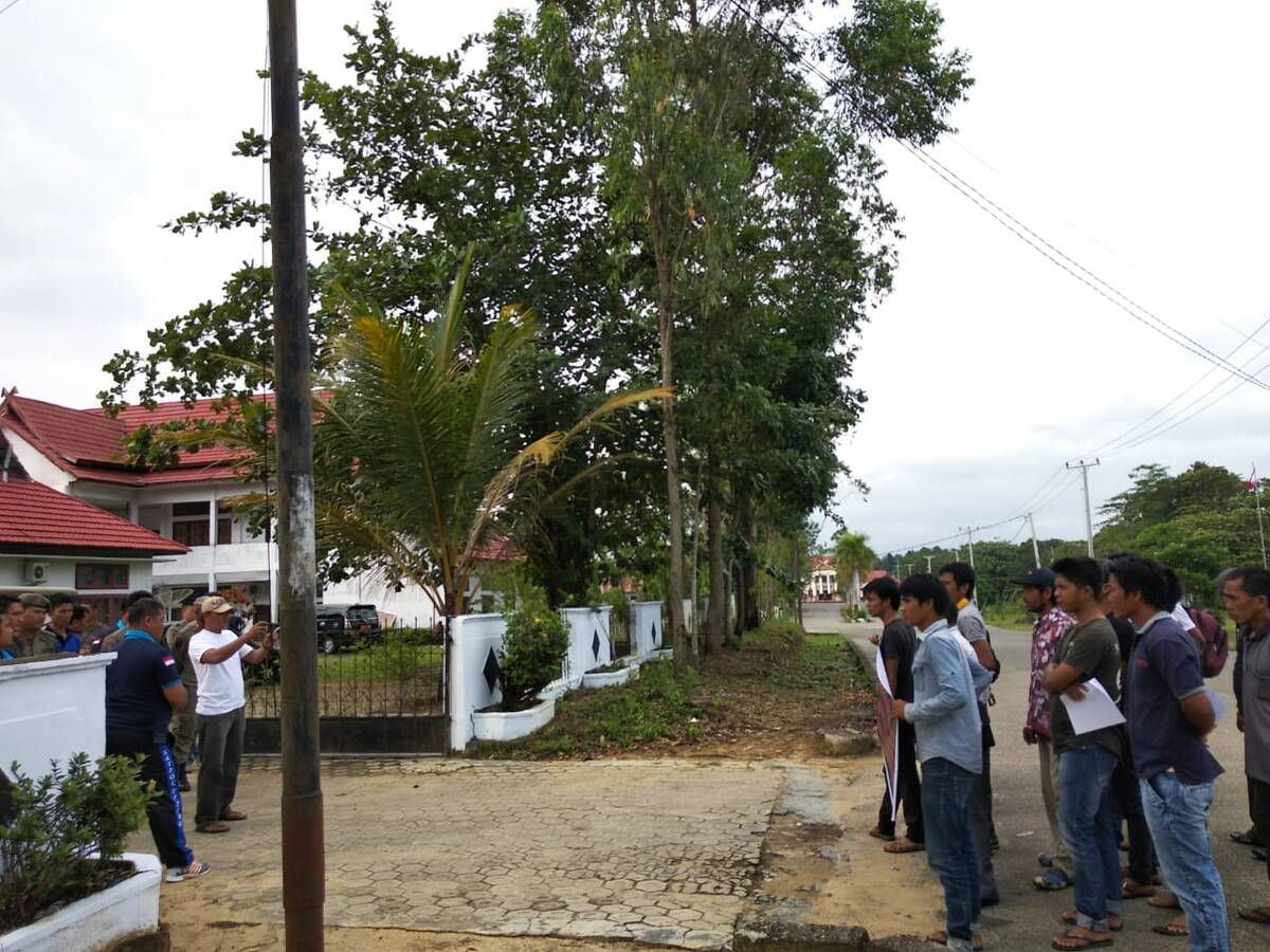 Puluhan Warga Medan Sri Gruduk Kantor Inspektorat Tebo