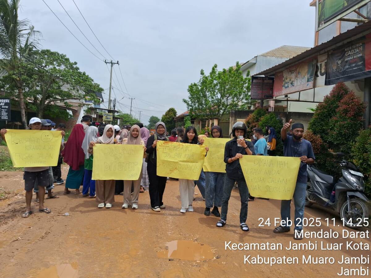 Puluhan Warga Mendalo Ramai-ramai Turun ke Jalan