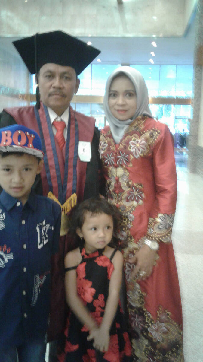 Putra Tebo Raih Gelar Doktor