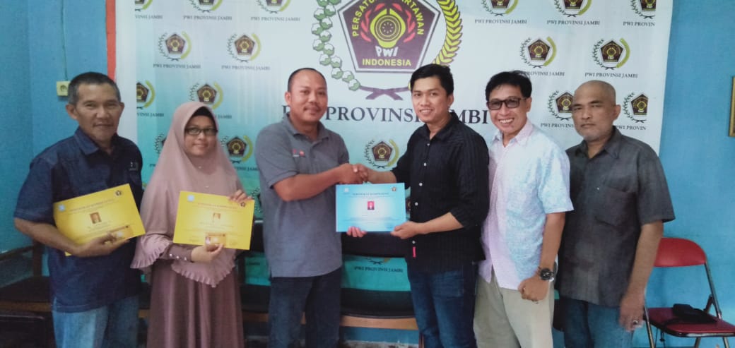 PWI Jambi Serahkan KTA dan Sertifikat UKW Dari Dewan Pers