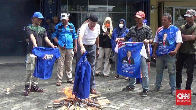Ramai-ramai Kader Demokrat Bakar Atribut Partai