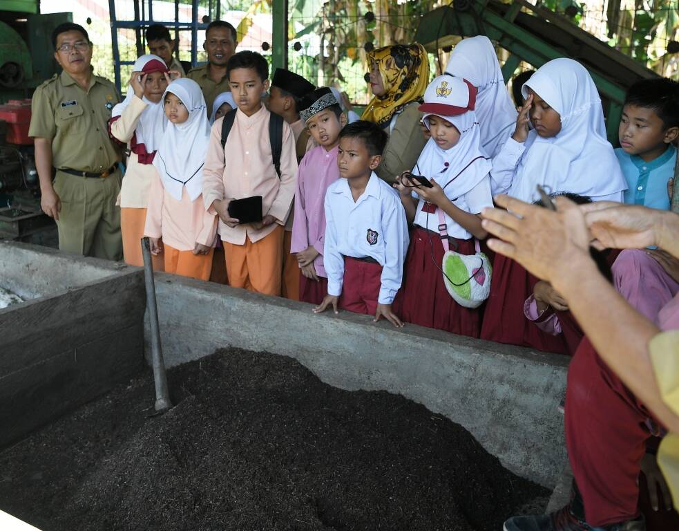 Ramai-ramai Murid SD Berwisata ke TPA