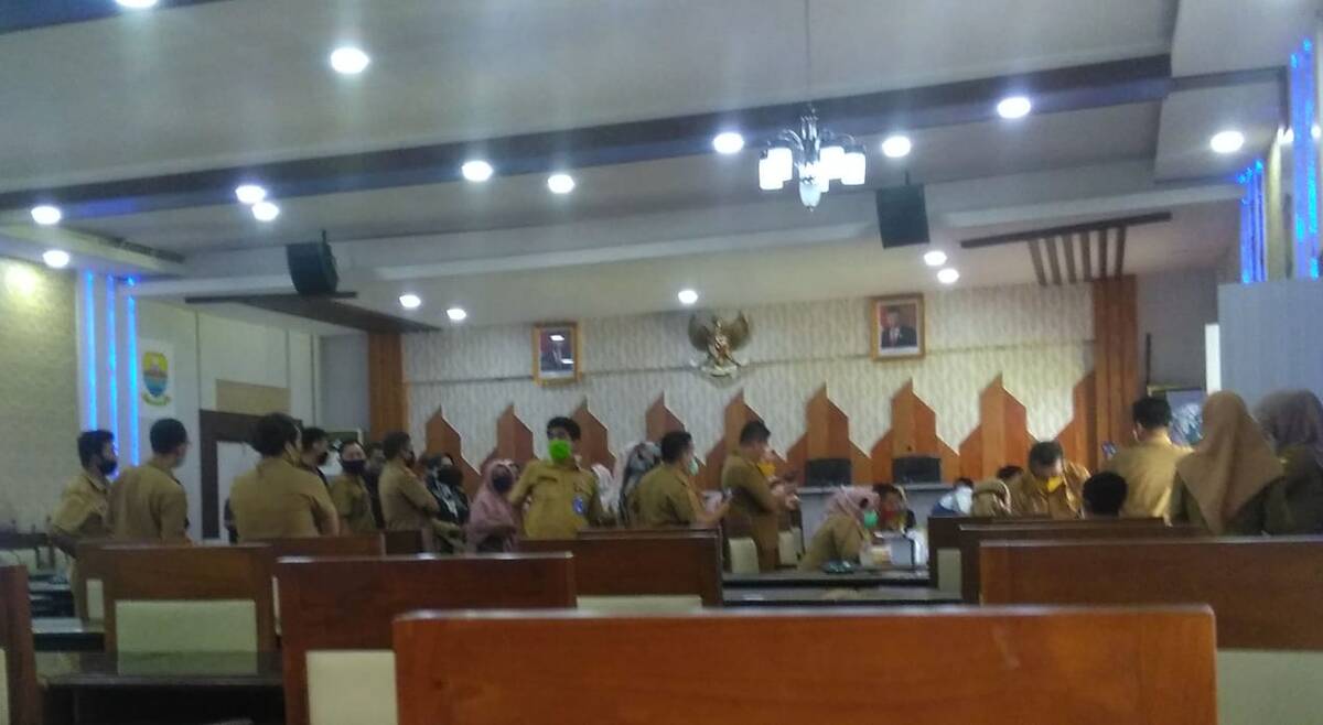 Rapid Test Massal Pegawai Jambi Abaikan Prokes, Kalau Begini Bisa Roboh