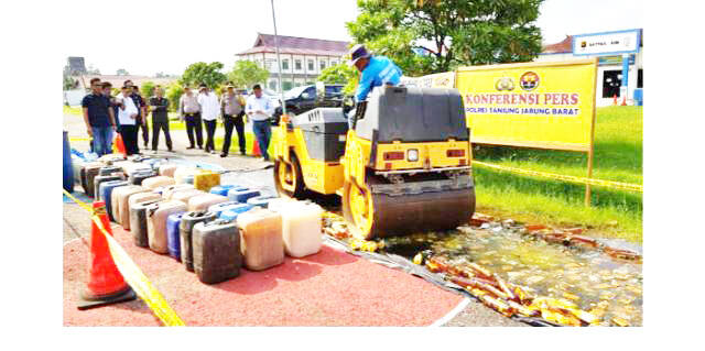 Ratusan Botol Miras Dan Ribuan Liter Tuak Dimusnahkan