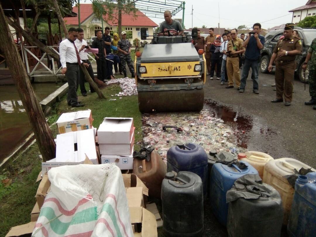 Ratusan Botol Miras Dimusnahkan