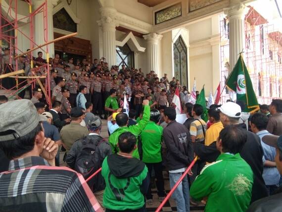 Ratusan Buruh Gelar Aksi