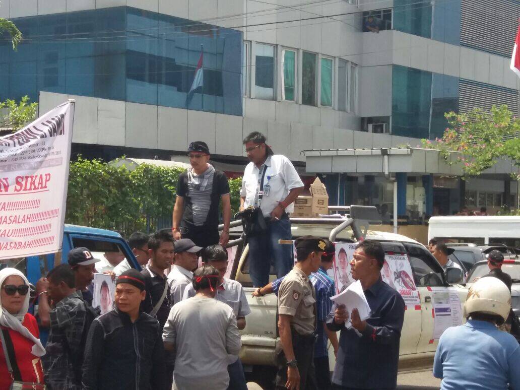 Ratusan Masa Desak BCA Kembalikan Uang Nasabah
