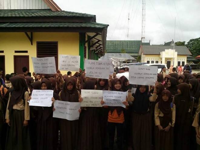 Ratusan Murid dan Guru Tuntut Kepsek Mundur