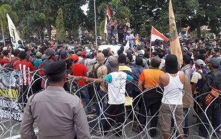 Ratusan Perambah TNKS Kepung Mapolres Merangin