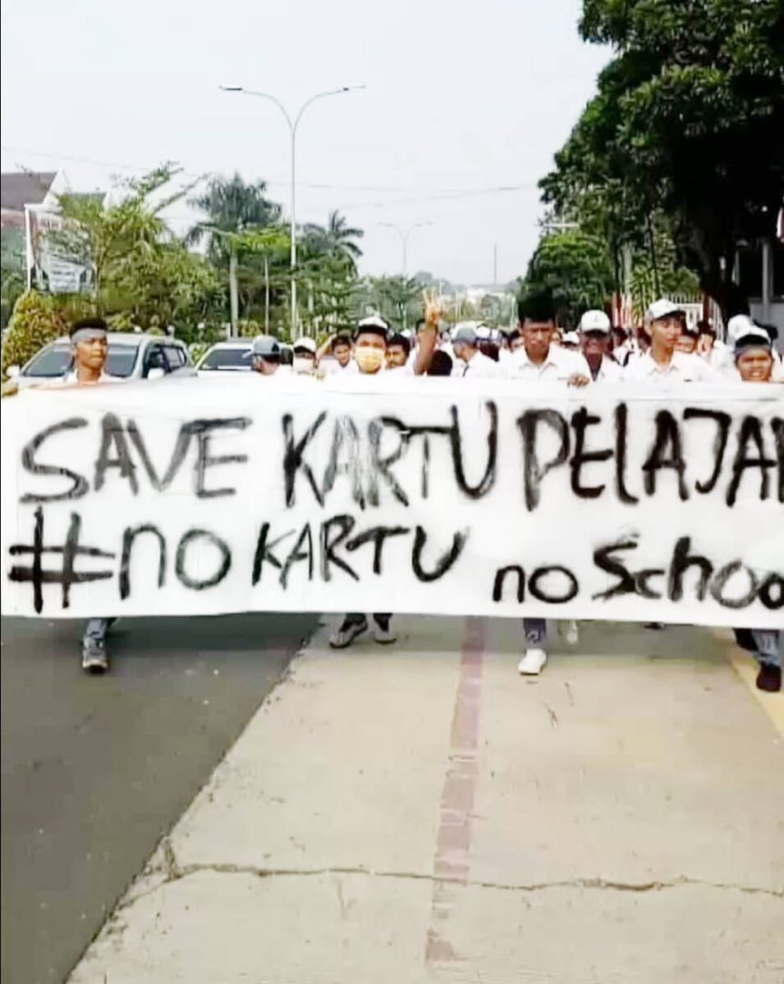 Ratusan Siswa SMAN 5 Jambi Unjuk Rasa
