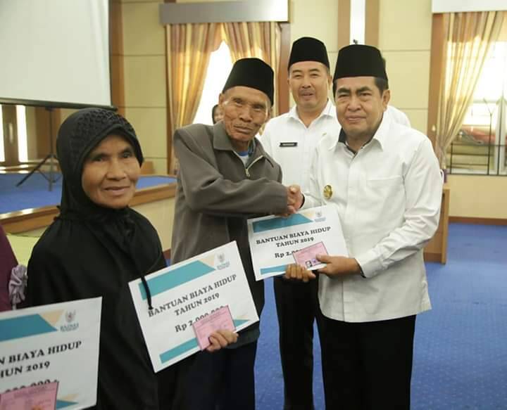 Ratusan Warga Kurang Mampu Terima Zakat PNS di Sungaipenuh