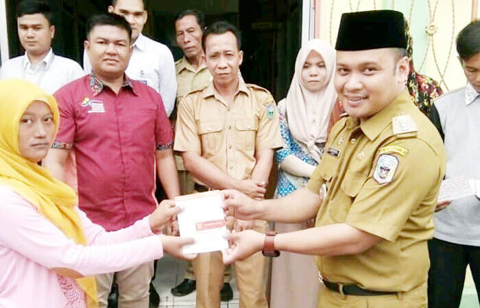 Ratusan Warga SAD Air Hitam Terima Buku Tabungan PKH