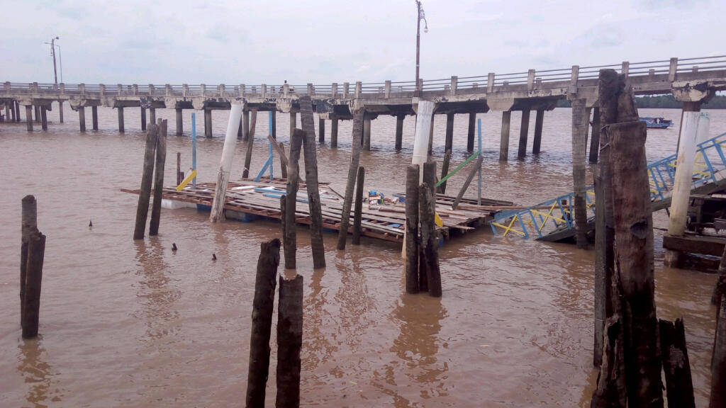Rekanan Perbaiki Dermaga Apung Pelabuhan Ampera