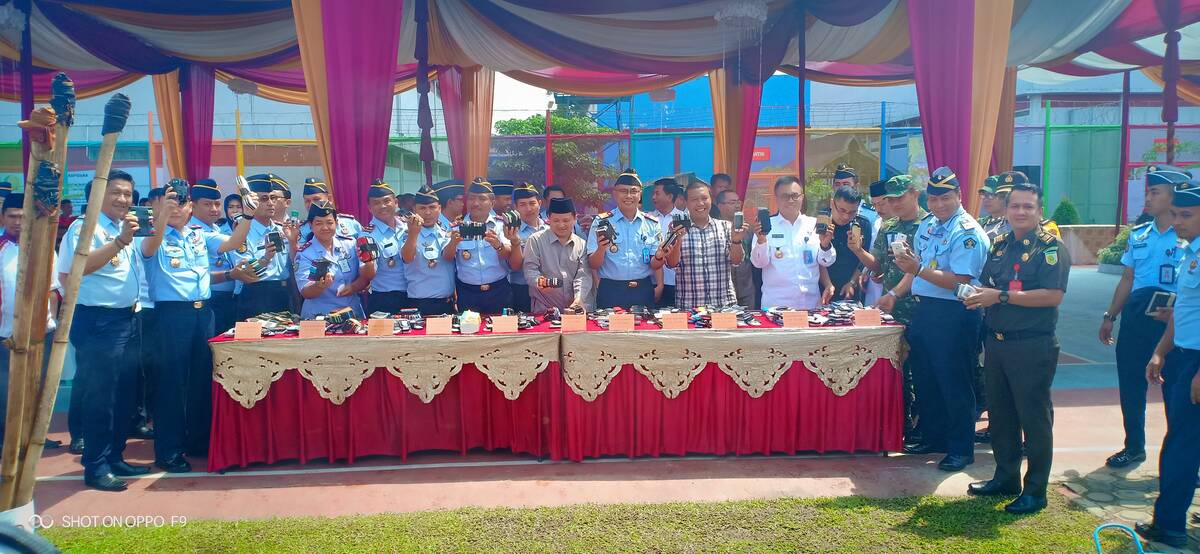 Ribuan HP Berbagai Merk Dibakar di Lapas Klas III Muara Sabak