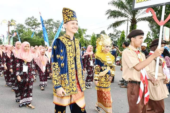 Ribuan Kontingen Ikuti Pawai Ta&#8217;aruf MTQ Ke 48 Tingkat Propinsi