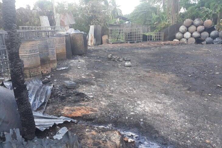 Ribuan Liter Minyak Ilegal Dalam Gudang Terbakar