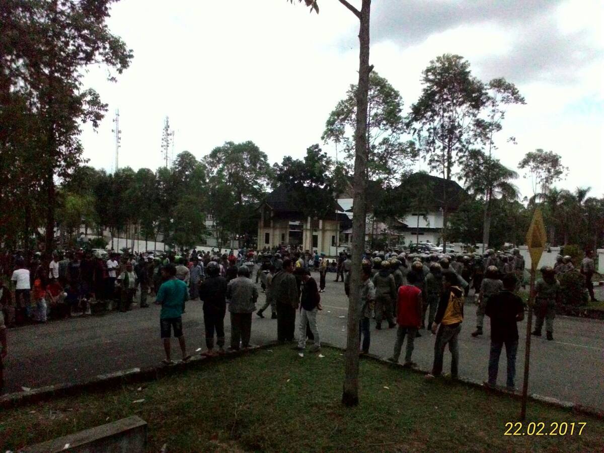 Ribuan Massa Masih Bertahan Dihalaman Kantor Bupati