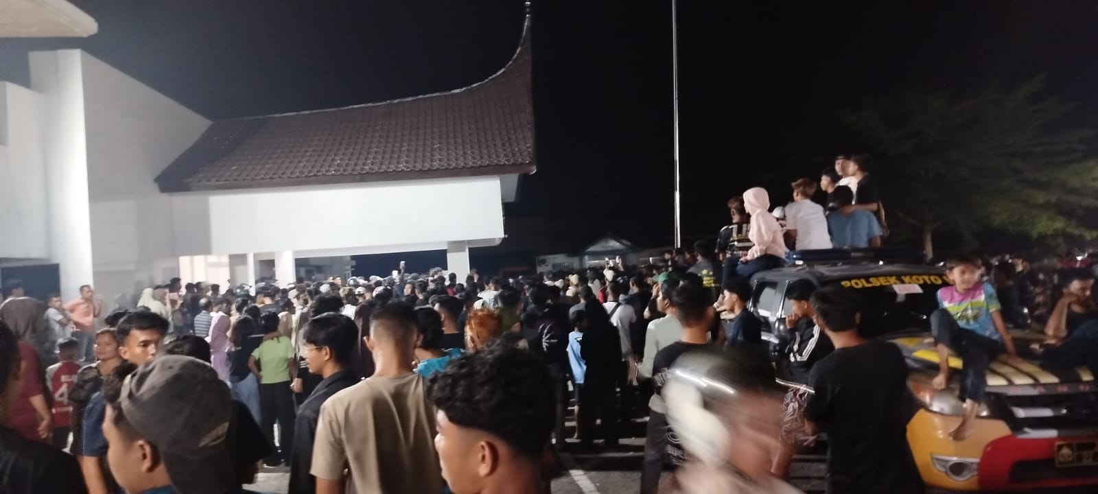 Ribuan Warga Datangi Mapolres Sijunjung, Persoalan Pemberitaan Tambang Yang Tidak Berimbang, Tuntut Oknum LSM Nakal