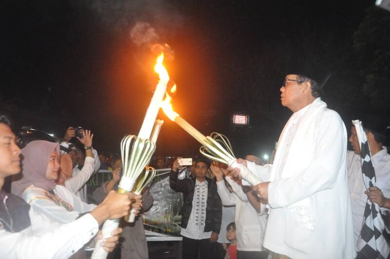 Ribuan Warga Diberbagai Tempat Antusias Ikuti Pawai Obor