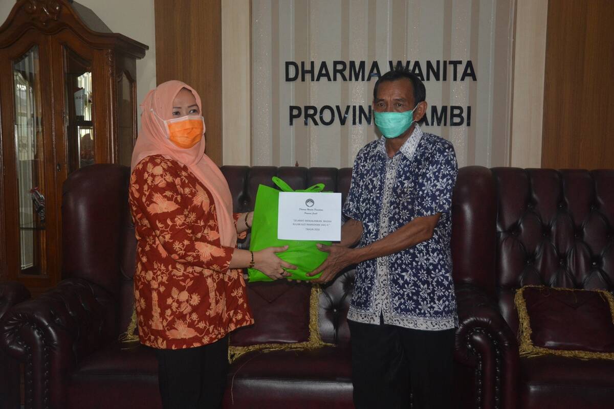 Ringankan Beban Warga, Dharma Wanita Provinsi Jambi Beri Bantuan Sembako