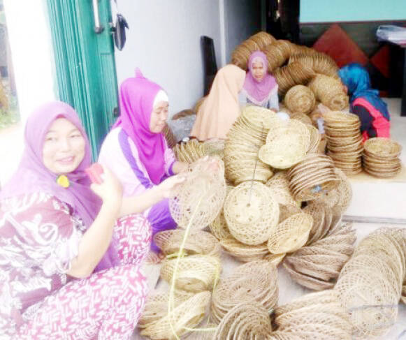 Risna Olah Lidi Sawit Jadi Piring Makan