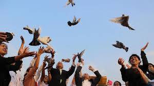 Ritual Lepas Burung Warnai Imlek di Jambi